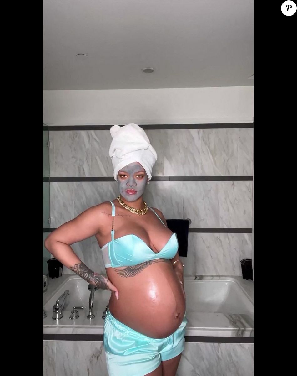 Rihanna enceinte se fait un soin du visage en petite tenue dans sa salle de bain pour le plus grand plaisir de ses fans le 7 mai 2022.