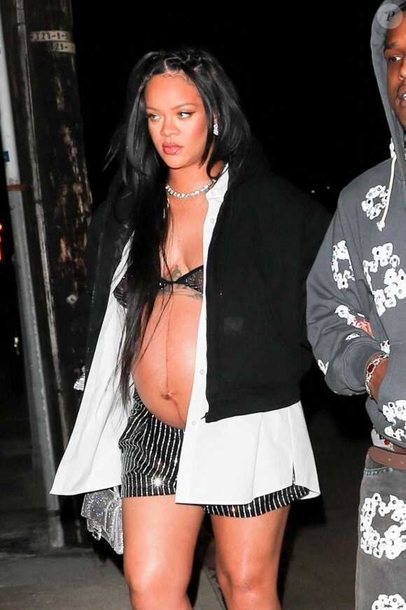 Rihanna enceinte et son compagnon ASAP Rocky arrivent au restaurant Giorgio Baldi pour un dîner de baby shower avec sa famille et ses amis à Santa Monica, Los Angeles, Californie, Etats-Unis, le 23 avril 2022. Première sortie pour le couple depuis la libération sous caution d'ASAP Rocky après avoir été arrêté dans le cadre d'une fusillade survenue en novembre 2021.