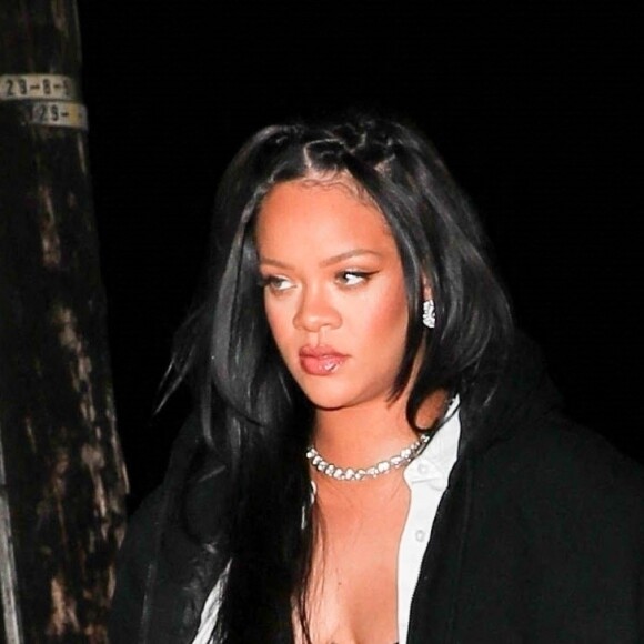 Rihanna enceinte et son compagnon ASAP Rocky arrivent au restaurant Giorgio Baldi pour un dîner de baby shower avec sa famille et ses amis à Santa Monica, Los Angeles, Californie, Etats-Unis, le 23 avril 2022. Première sortie pour le couple depuis la libération sous caution d'ASAP Rocky après avoir été arrêté dans le cadre d'une fusillade survenue en novembre 2021.
