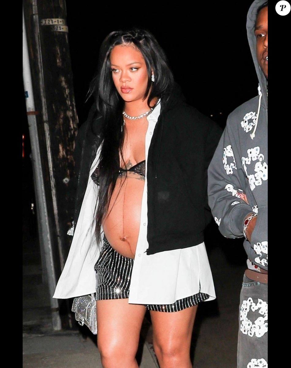 Rihanna enceinte et son compagnon ASAP Rocky arrivent au restaurant Giorgio Baldi pour un dîner de baby shower avec sa famille et ses amis à Santa Monica, Los Angeles, Californie, Etats-Unis, le 23 avril 2022. Première sortie pour le couple depuis la libération sous caution d'ASAP Rocky après avoir été arrêté dans le cadre d'une fusillade survenue en novembre 2021.