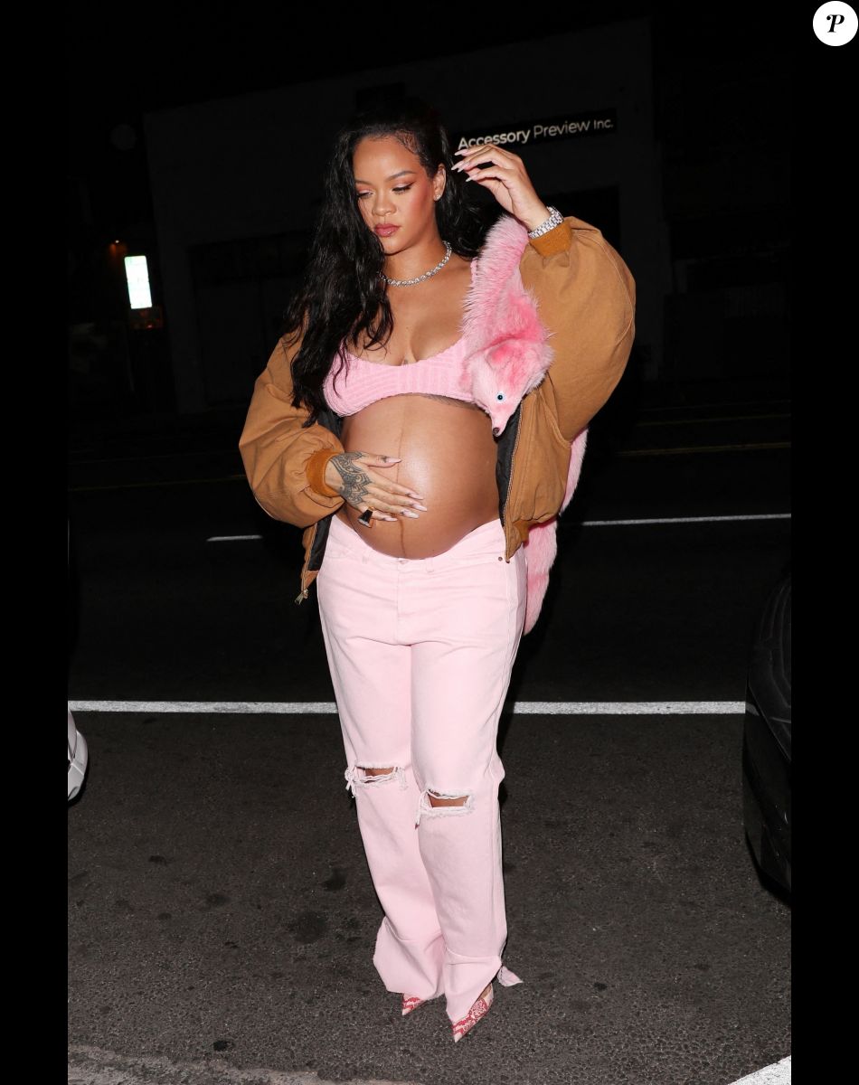 Rihanna va dîner au restaurant "Nice Guy" à West Hollywood, le 11 avril 2022.