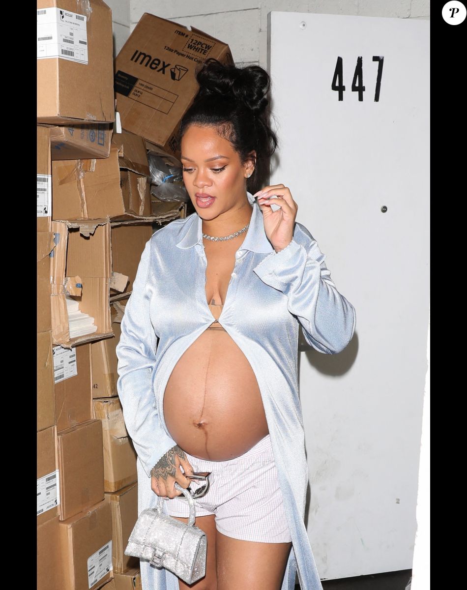 Rihanna enceinte a dîné dans un restaurant à Los Angeles le 8 avril 2022.