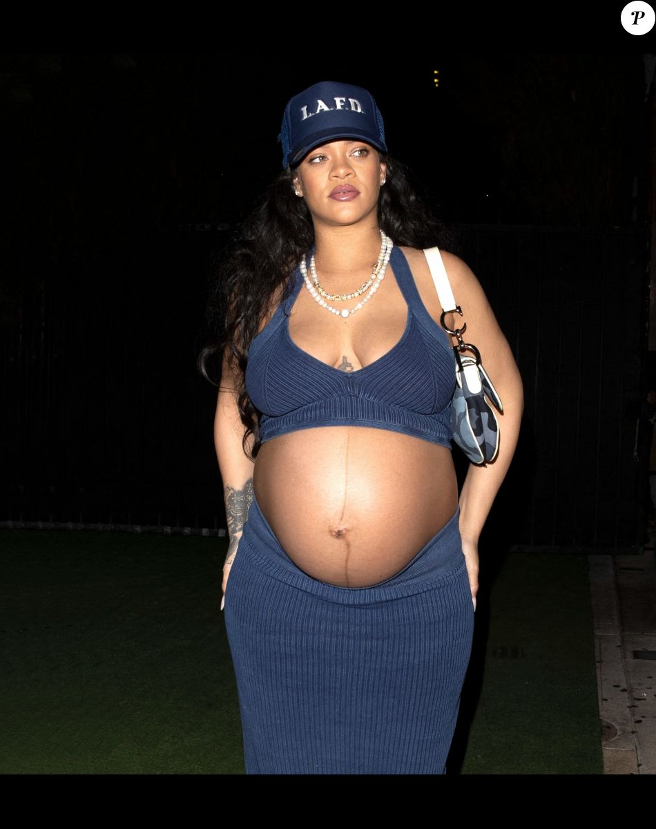 Rihanna enceinte quitte seule le restaurant Nobu à Los Angeles le 6 avril 2022.