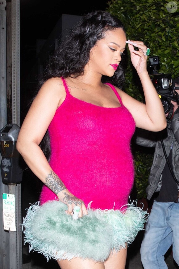 Exclusif - Rihanna, enceinte, porte une mini-robe rose vif avec des détails en fausse fourrure verte pour aller dîner chez Giorgio Baldi à Santa Monica, Los Angeles, Californie, Etats-Unis, le 2 avril 2022.
