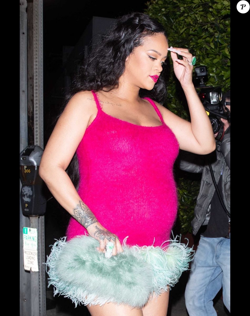 Exclusif - Rihanna, enceinte, porte une mini-robe rose vif avec des détails en fausse fourrure verte pour aller dîner chez Giorgio Baldi à Santa Monica, Los Angeles, Californie, Etats-Unis, le 2 avril 2022.