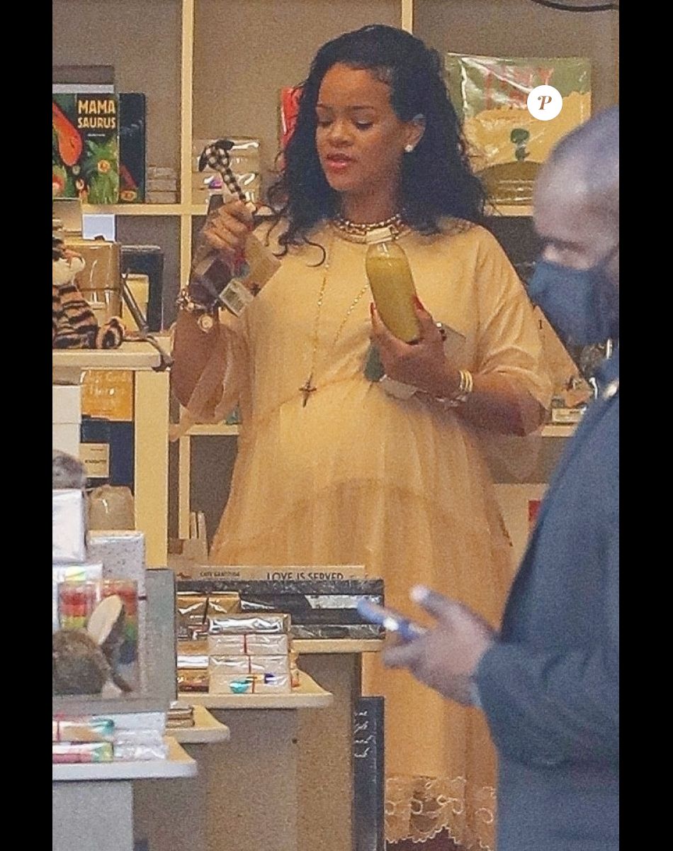 Exclusif - Rihanna enceinte et son compagnon A$AP Rocky achètent des livres pour bébés chez Paper Source à Los Angeles le 4 avril 2022.