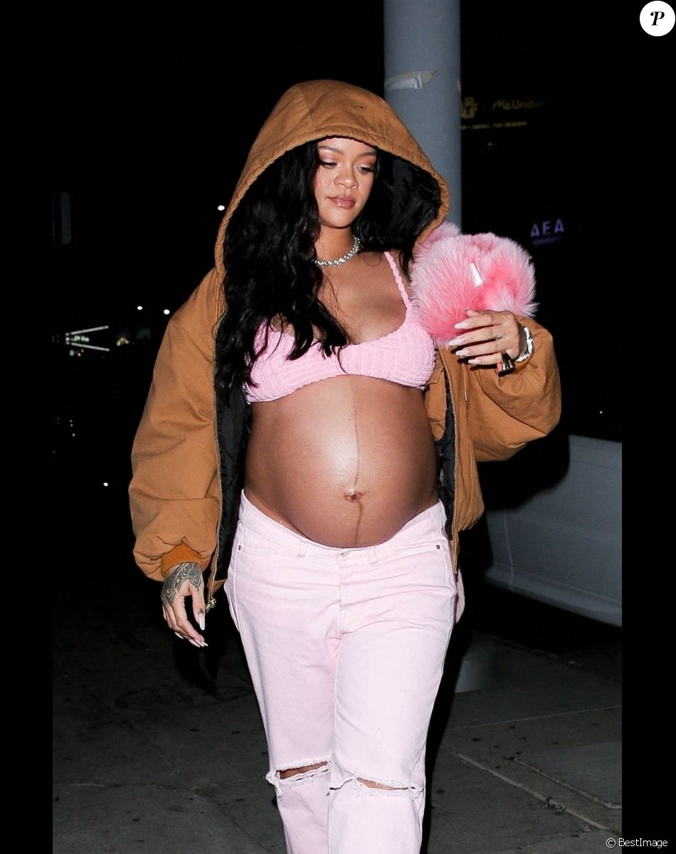 Rihanna a diné au restaurant "Nice Guy" à West Hollywood le 11 avril 2022.