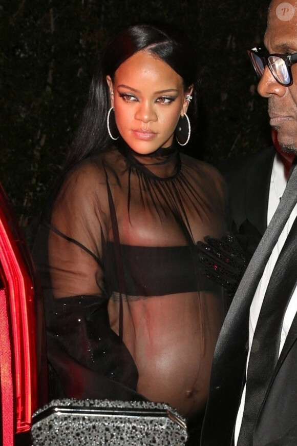 Rihanna, enceinte, arrive à l'after-party des Oscar de Jay-Z au Château Marmont à Los Angeles, où elle a fait la fête jusqu'à cinq heures du matin 