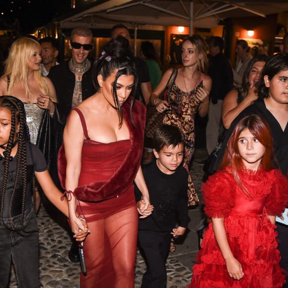 Kourtney Kardashian et son mari Travis Barker ont décidé de se remarier en Italie. En amont du grand jour, la famille Kardashian au grand complet (Kris Jenner, Kendall Jenner, Kylie Jenner, Khloe Kardashian, Kim Kardashian, avec compagnons et enfants) sont allés dîner tous ensemble aux restaurants "Puny" et "Cafè Excelsior", privatisés pour l'occasion. Portofino, le 20 mai 2022.