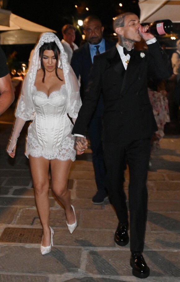 Kourtney Kardashian et Travis Barker se promènent sur le port de Portofino après leur cérémonie de mariage. Après Las Vegas et Los Angeles, Kourtney Kardashian et son mari Travis Barker se remarient à Portofino en Italie. Pour l'occasion, la famille Kardashian au grand complet (Kris Jenner, Kendall Jenner, Kylie Jenner, Khloe Kardashian, Kim Kardashian, avec compagnons et enfants) et leurs amis (Machine Gun Kelly, Megan Fox, Stefano Gabbana, etc...) ont répondu présents. La cérémonie avait lieu dans un endroit paradisiaque à l'abri de tous les regards. Portofino, le 22 mai 2022.