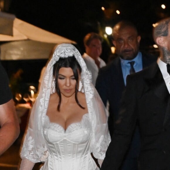 Kourtney Kardashian et Travis Barker se promènent sur le port de Portofino après leur cérémonie de mariage. Après Las Vegas et Los Angeles, Kourtney Kardashian et son mari Travis Barker se remarient à Portofino en Italie. Pour l'occasion, la famille Kardashian au grand complet (Kris Jenner, Kendall Jenner, Kylie Jenner, Khloe Kardashian, Kim Kardashian, avec compagnons et enfants) et leurs amis (Machine Gun Kelly, Megan Fox, Stefano Gabbana, etc...) ont répondu présents. La cérémonie avait lieu dans un endroit paradisiaque à l'abri de tous les regards. Portofino, le 22 mai 2022.