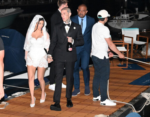 Kourtney Kardashian et Travis Barker se promènent sur le port de Portofino après leur cérémonie de mariage. Après Las Vegas et Los Angeles, Kourtney Kardashian et son mari Travis Barker se remarient à Portofino en Italie. Pour l'occasion, la famille Kardashian au grand complet (Kris Jenner, Kendall Jenner, Kylie Jenner, Khloe Kardashian, Kim Kardashian, avec compagnons et enfants) et leurs amis (Machine Gun Kelly, Megan Fox, Stefano Gabbana, etc...) ont répondu présents. La cérémonie avait lieu dans un endroit paradisiaque à l'abri de tous les regards. Portofino, le 22 mai 2022.