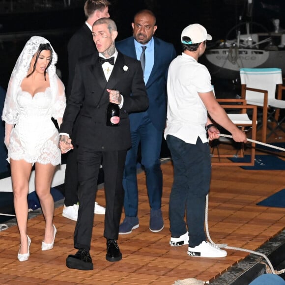 Kourtney Kardashian et Travis Barker se promènent sur le port de Portofino après leur cérémonie de mariage. Après Las Vegas et Los Angeles, Kourtney Kardashian et son mari Travis Barker se remarient à Portofino en Italie. Pour l'occasion, la famille Kardashian au grand complet (Kris Jenner, Kendall Jenner, Kylie Jenner, Khloe Kardashian, Kim Kardashian, avec compagnons et enfants) et leurs amis (Machine Gun Kelly, Megan Fox, Stefano Gabbana, etc...) ont répondu présents. La cérémonie avait lieu dans un endroit paradisiaque à l'abri de tous les regards. Portofino, le 22 mai 2022.