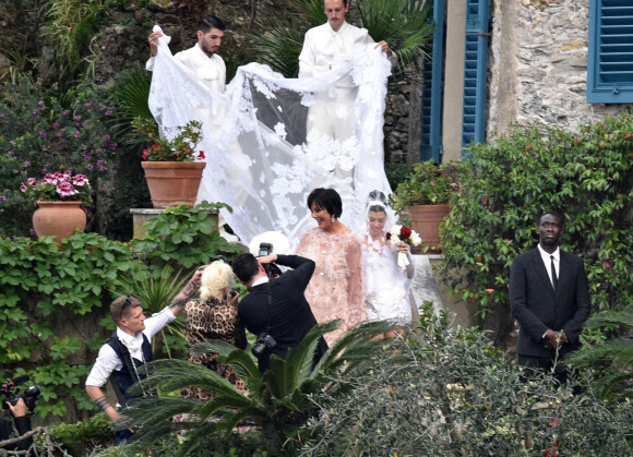 Après Las Vegas et Los Angeles, Kourtney Kardashian et son mari Travis Barker se remarient à Portofino en Italie. Pour l'occasion, la famille Kardashian au grand complet (Kris Jenner, Kendall Jenner, Kylie Jenner, Khloe Kardashian, Kim Kardashian, avec compagnons et enfants) et leurs amis (Machine Gun Kelly, Megan Fox, Stefano Gabbana, etc...) ont répondu présents. La cérémonie avait lieu dans un endroit paradisiaque à l'abri de tous les regards. Portofino, le 22 mai 2022.