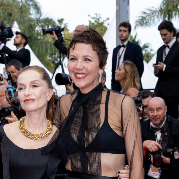 Isabelle Huppert, Maggie Gyllenhaal - Montée des marches du film " L'Innocent " lors du 75ème Festival International du Film de Cannes. Le 24 mai 2022 © Olivier Borde / Bestimage 