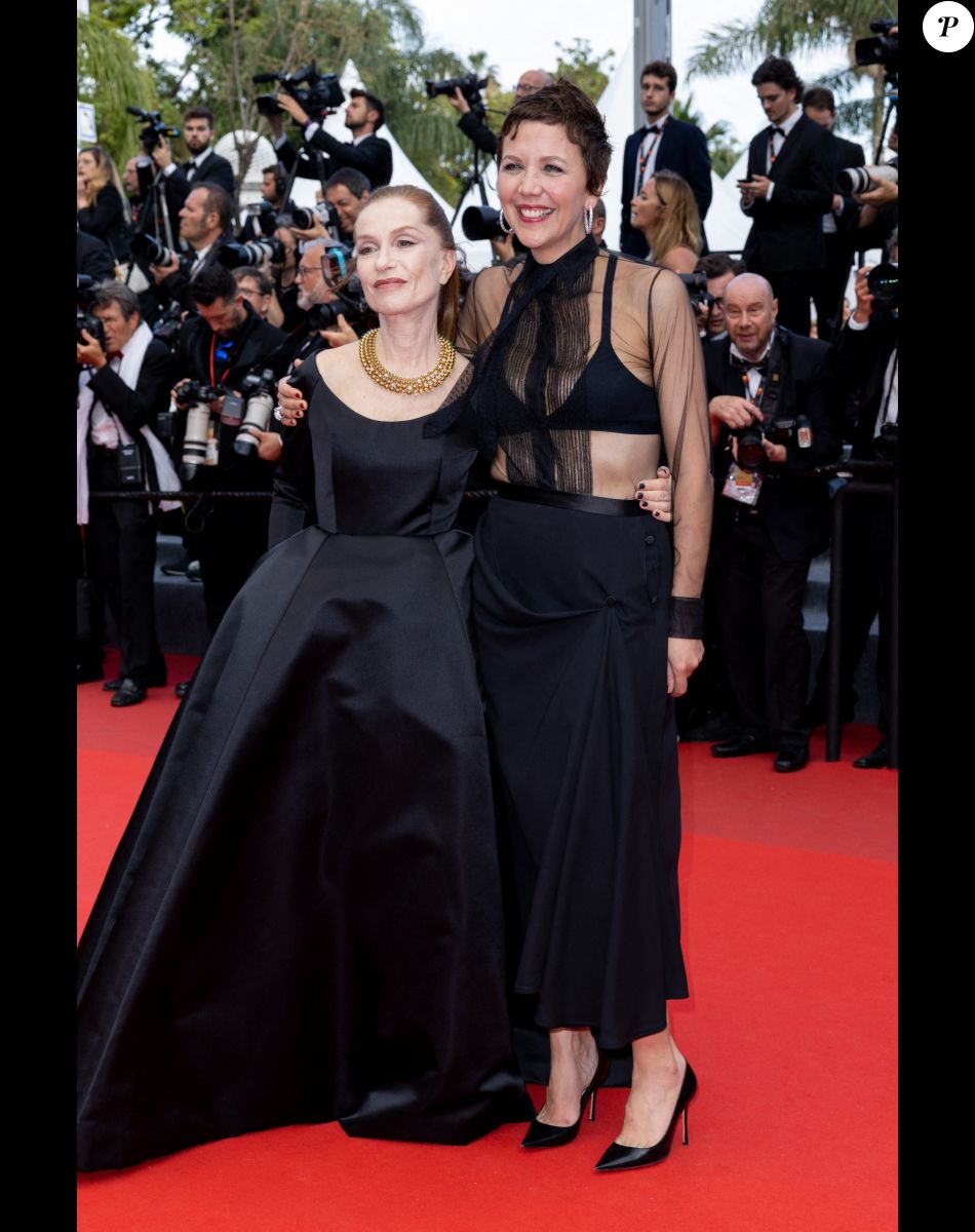 Isabelle Huppert, Maggie Gyllenhaal - Montée des marches du film " L'Innocent " lors du 75ème Festival International du Film de Cannes. Le 24 mai 2022 © Olivier Borde / Bestimage