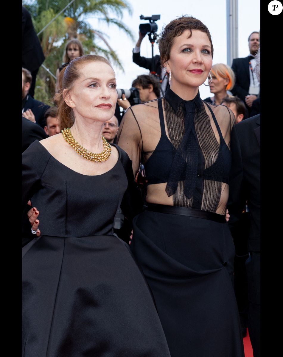 Isabelle Huppert, Maggie Gyllenhaal - Montée des marches du film " L'Innocent " lors du 75ème Festival International du Film de Cannes. Le 24 mai 2022 © Olivier Borde / Bestimage