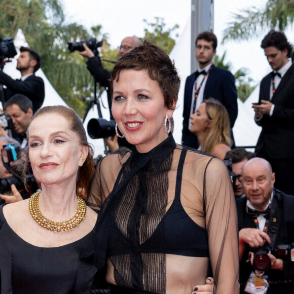 Isabelle Huppert, Maggie Gyllenhaal - Montée des marches du film " L'Innocent " lors du 75ème Festival International du Film de Cannes. Le 24 mai 2022 © Olivier Borde / Bestimage 