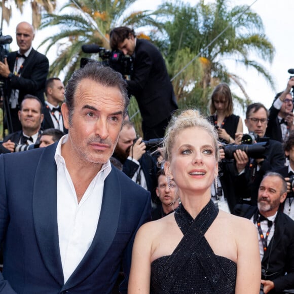 Jean Dujardin, Mélanie Laurent - Montée des marches du film " L'Innocent " lors du 75ème Festival International du Film de Cannes. Le 24 mai 2022 © Olivier Borde / Bestimage 