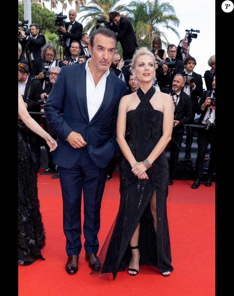 Jean Dujardin, Mélanie Laurent - Montée des marches du film " L'Innocent " lors du 75ème Festival International du Film de Cannes. Le 24 mai 2022 © Olivier Borde / Bestimage