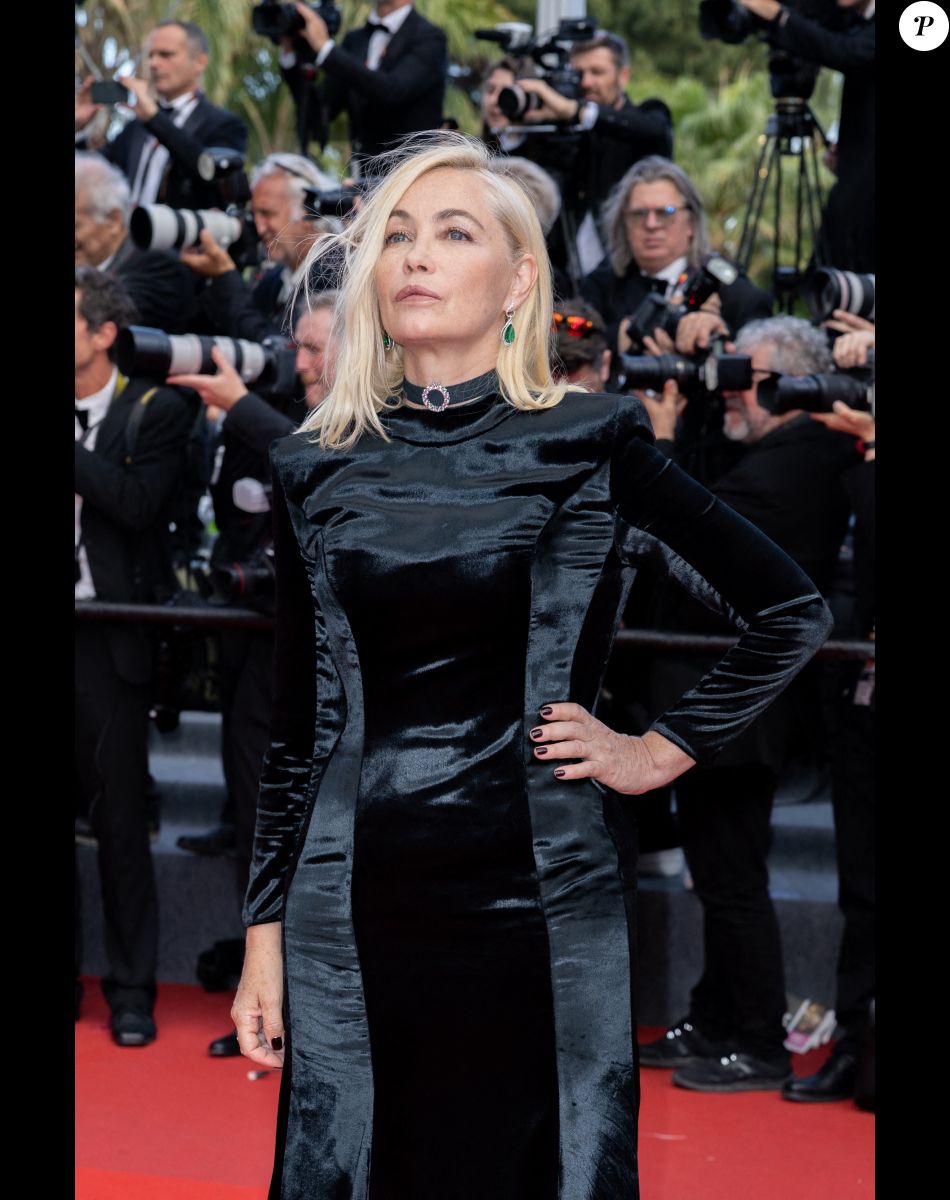 Emmanuelle Béart - Montée des marches du film " L'Innocent " lors du 75ème Festival International du Film de Cannes. Le 24 mai 2022 © Olivier Borde / Bestimage