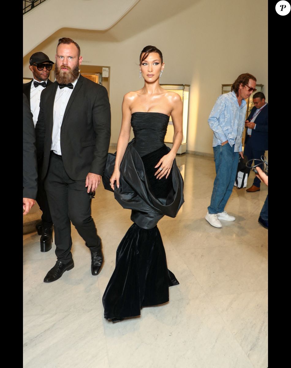 Bella Hadid à la sortie de l'hôtel "Martinez" lors du 75ème Festival International du Film de Cannes, France, le 24 mai 2022. © Tiziano Da Silva/Bestimage Bella Hadid leaving the "Martinez" hotel during the 75th International Film Festival in Cannes, France, on May 24, 2022.