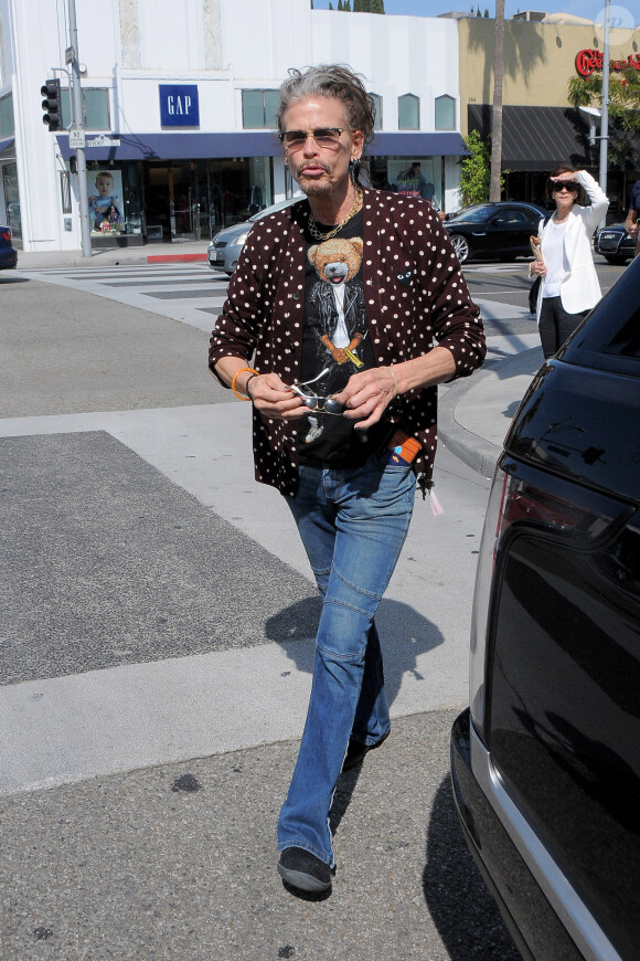 Steven Tyler porte une queue de cheval et arbore un look vintage dans les rues de Beverly Hills, le 11 mai 2016