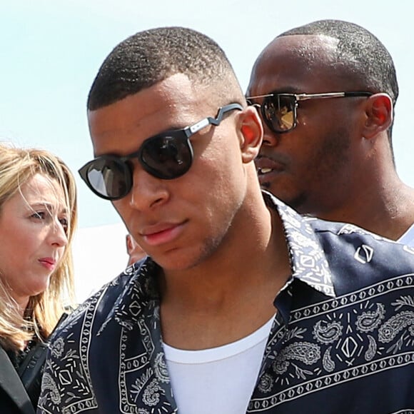 Exclusif - Le footballeur français et attaquant du Paris Saint-Germain (PSG) Kylian Mbappé à la sortie du restaurant La Môme Plage lors du 75ème Festival International du Film de Cannes, France. © Rachid Bellak / Tiziano da Silva / Bestimage