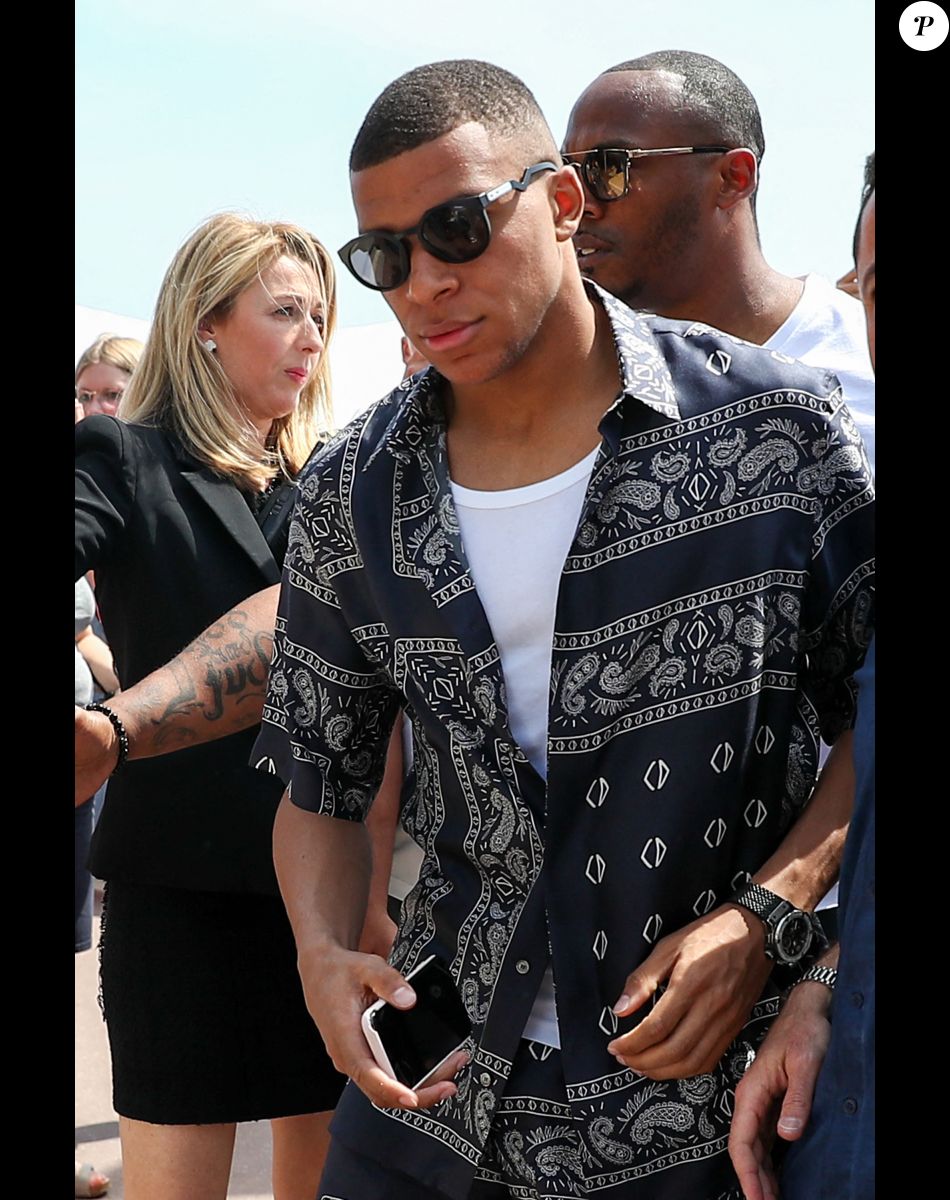 Exclusif - Le footballeur français et attaquant du Paris Saint-Germain (PSG) Kylian Mbappé à la sortie du restaurant La Môme Plage lors du 75ème Festival International du Film de Cannes, France. © Rachid Bellak / Tiziano da Silva / Bestimage