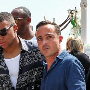 Exclusif - Le footballeur français et attaquant du Paris Saint-Germain (PSG) Kylian Mbappé à la sortie du restaurant La Môme Plage lors du 75ème Festival International du Film de Cannes, France, le 24 mai 2022. © Rachid Bellak / Tiziano da Silva / Bestimage