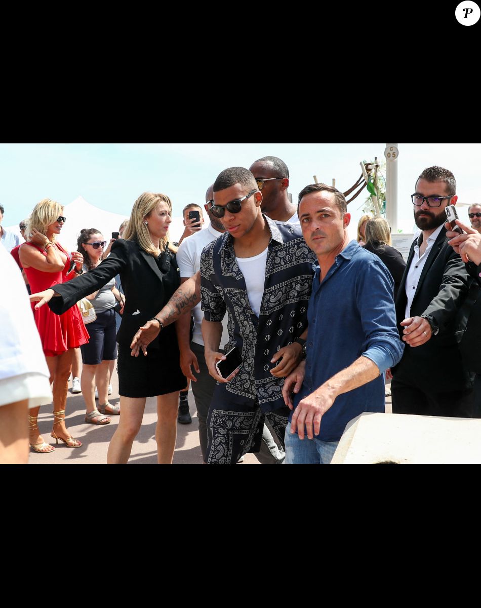 Exclusif - Le footballeur français et attaquant du Paris Saint-Germain (PSG) Kylian Mbappé à la sortie du restaurant La Môme Plage lors du 75ème Festival International du Film de Cannes, France, le 24 mai 2022. © Rachid Bellak / Tiziano da Silva / Bestimage