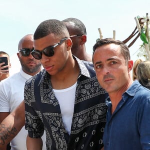 Exclusif - Le footballeur français et attaquant du Paris Saint-Germain (PSG) Kylian Mbappé à la sortie du restaurant La Môme Plage lors du 75ème Festival International du Film de Cannes, France, le 24 mai 2022. © Rachid Bellak / Tiziano da Silva / Bestimage