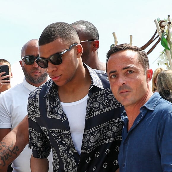 Exclusif - Le footballeur français et attaquant du Paris Saint-Germain (PSG) Kylian Mbappé à la sortie du restaurant La Môme Plage lors du 75ème Festival International du Film de Cannes, France, le 24 mai 2022. © Rachid Bellak / Tiziano da Silva / Bestimage