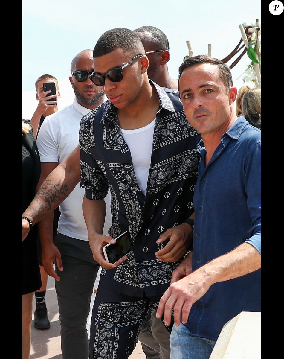 Exclusif - Le footballeur français et attaquant du Paris Saint-Germain (PSG) Kylian Mbappé à la sortie du restaurant La Môme Plage lors du 75ème Festival International du Film de Cannes, France, le 24 mai 2022. © Rachid Bellak / Tiziano da Silva / Bestimage