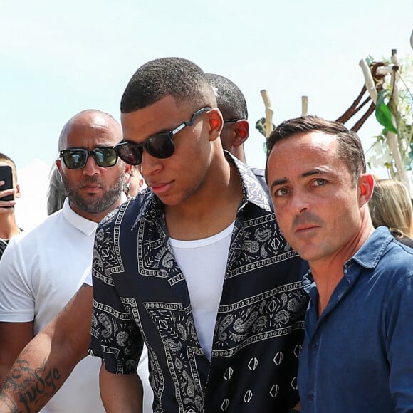 Exclusif - Le footballeur français et attaquant du Paris Saint-Germain (PSG) Kylian Mbappé à la sortie du restaurant La Môme Plage lors du 75ème Festival International du Film de Cannes, France, le 24 mai 2022. © Rachid Bellak / Tiziano da Silva / Bestimage