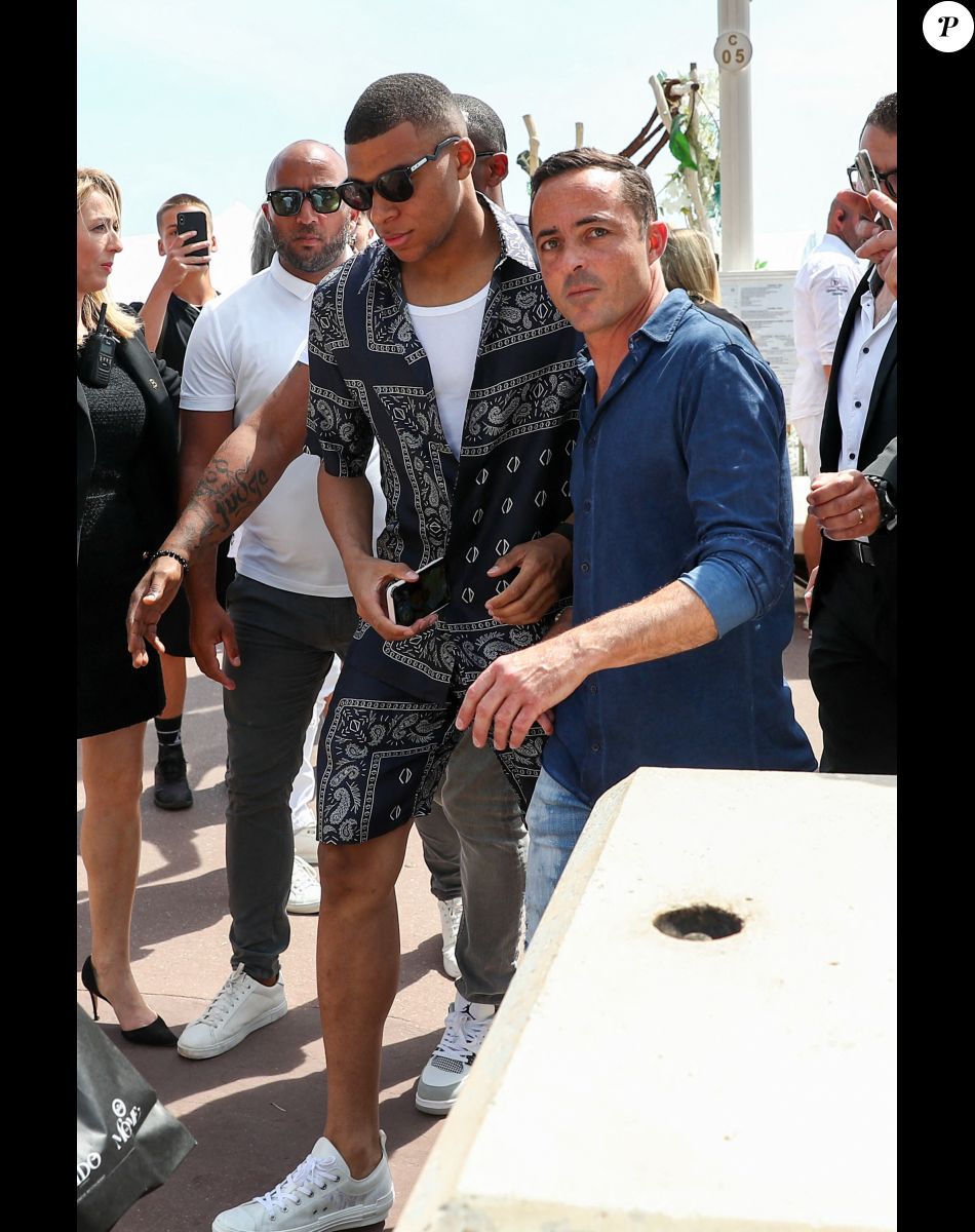 Exclusif - Le footballeur français et attaquant du Paris Saint-Germain (PSG) Kylian Mbappé à la sortie du restaurant La Môme Plage lors du 75ème Festival International du Film de Cannes, France, le 24 mai 2022. © Rachid Bellak / Tiziano da Silva / Bestimage