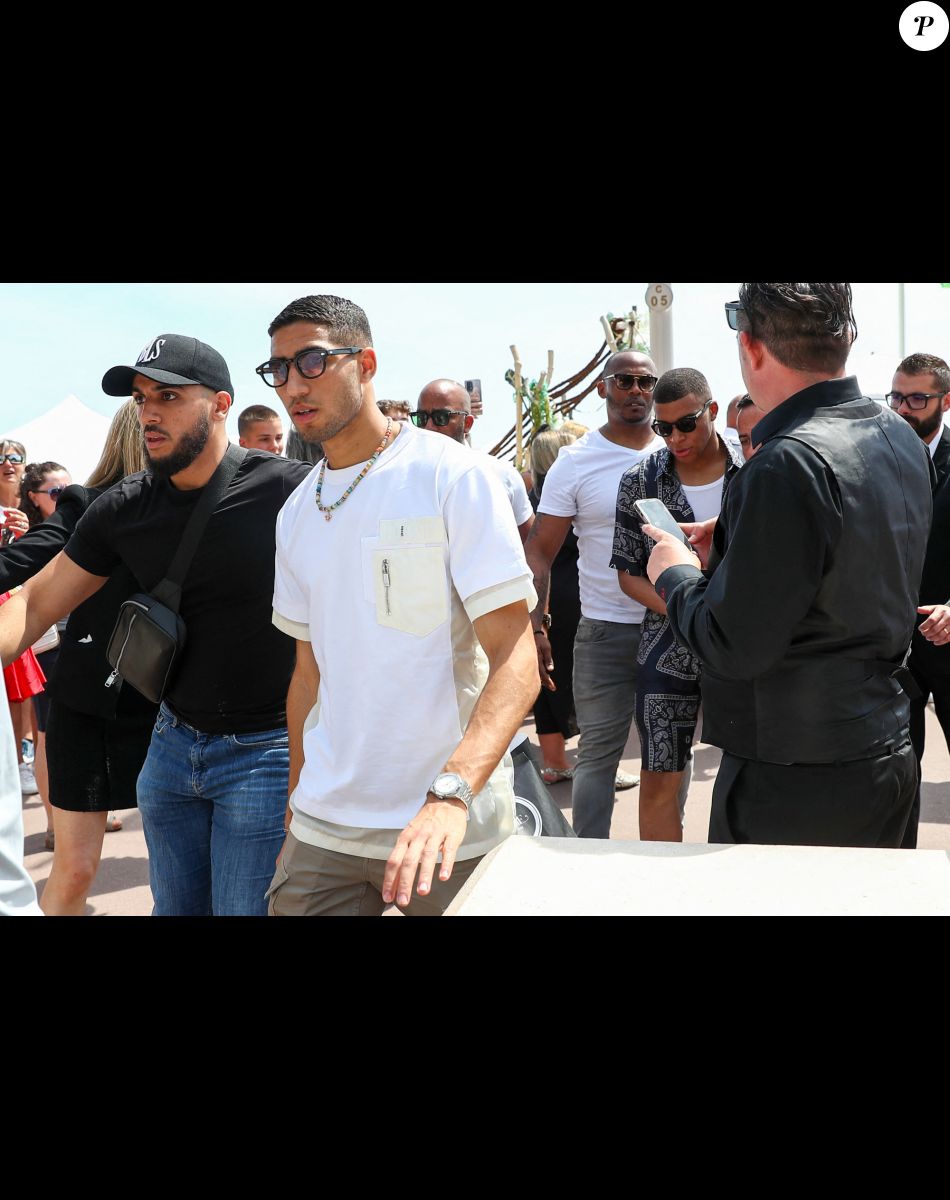 Exclusif - Le footballeur français et attaquant du Paris Saint-Germain (PSG) Kylian Mbappé et le défenseur marocain et défenseur du Paris Saint-Germain (PSG) Achraf Hakimi à la sortie du restaurant La Môme Plage lors du 75ème Festival International du Film de Cannes, France, le 24 mai 2022. © Rachid Bellak / Tiziano da Silva / Bestimage