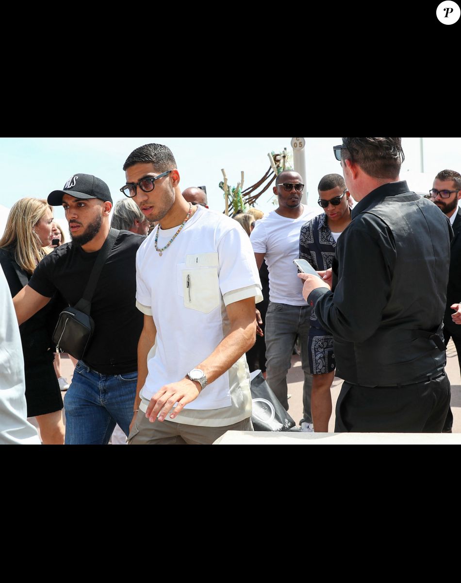 Exclusif - Le footballeur français et attaquant du Paris Saint-Germain (PSG) Kylian Mbappé et le défenseur marocain et défenseur du Paris Saint-Germain (PSG) Achraf Hakimi à la sortie du restaurant La Môme Plage lors du 75ème Festival International du Film de Cannes, France, le 24 mai 2022. © Rachid Bellak / Tiziano da Silva / Bestimage