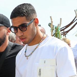 Exclusif - Le footballeur français et attaquant du Paris Saint-Germain (PSG) Kylian Mbappé et le défenseur marocain et défenseur du Paris Saint-Germain (PSG) Achraf Hakimi à la sortie du restaurant La Môme Plage lors du 75ème Festival International du Film de Cannes, France, le 24 mai 2022. © Rachid Bellak / Tiziano da Silva / Bestimage