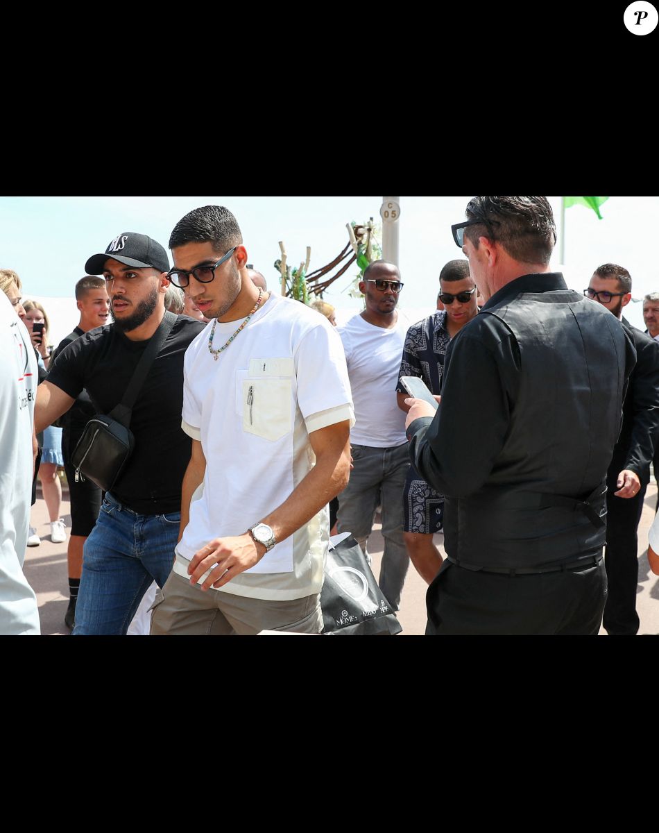 Exclusif - Le footballeur français et attaquant du Paris Saint-Germain (PSG) Kylian Mbappé et le défenseur marocain et défenseur du Paris Saint-Germain (PSG) Achraf Hakimi à la sortie du restaurant La Môme Plage lors du 75ème Festival International du Film de Cannes, France, le 24 mai 2022. © Rachid Bellak / Tiziano da Silva / Bestimage
