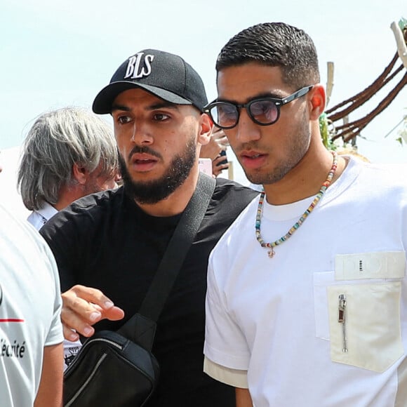 Exclusif - Le footballeur français et attaquant du Paris Saint-Germain (PSG) Kylian Mbappé et le défenseur marocain et défenseur du Paris Saint-Germain (PSG) Achraf Hakimi à la sortie du restaurant La Môme Plage lors du 75ème Festival International du Film de Cannes, France, le 24 mai 2022. © Rachid Bellak / Tiziano da Silva / Bestimage