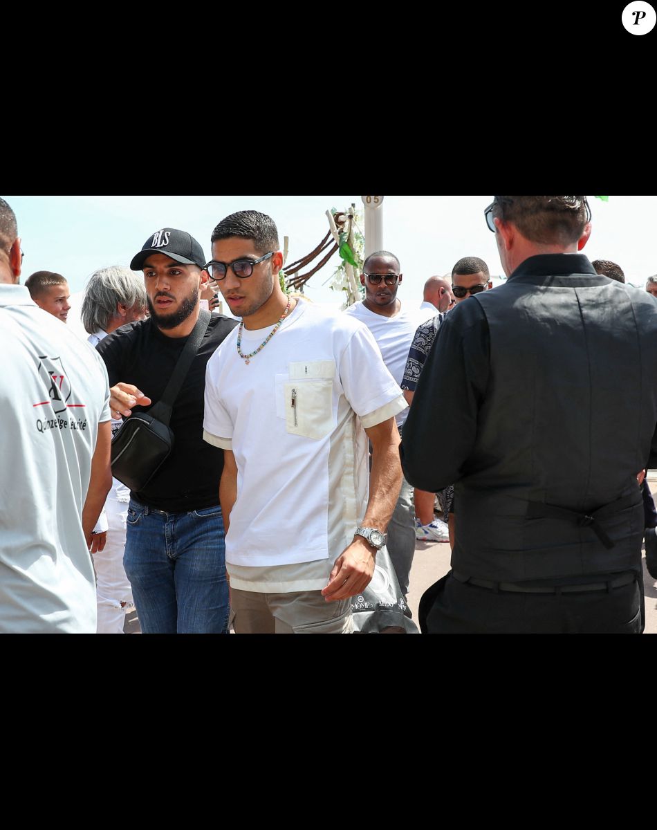 Exclusif - Le footballeur français et attaquant du Paris Saint-Germain (PSG) Kylian Mbappé et le défenseur marocain et défenseur du Paris Saint-Germain (PSG) Achraf Hakimi à la sortie du restaurant La Môme Plage lors du 75ème Festival International du Film de Cannes, France, le 24 mai 2022. © Rachid Bellak / Tiziano da Silva / Bestimage