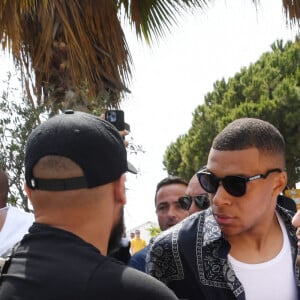 Exclusif - Le footballeur français et attaquant du Paris Saint-Germain (PSG) Kylian Mbappé à la sortie du restaurant La Môme Plage lors du 75ème Festival International du Film de Cannes, France, le 24 mai 2022.