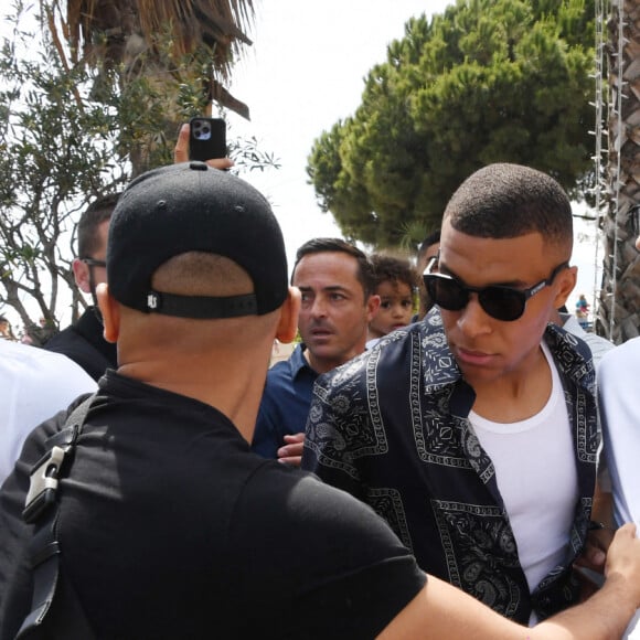 Exclusif - Le footballeur français et attaquant du Paris Saint-Germain (PSG) Kylian Mbappé à la sortie du restaurant La Môme Plage lors du 75ème Festival International du Film de Cannes, France, le 24 mai 2022.