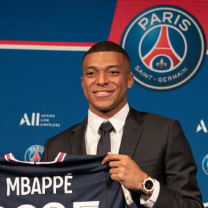 Kylian Mbappé lors d'une conférence de presse suite au renouvellement de son contrat au Paris Saint-Germain jusqu'en 2025, au Parc des Princes à Paris, France, le 23 mai 2022. © Aurelien Morissard/Panoramic/Bestimage