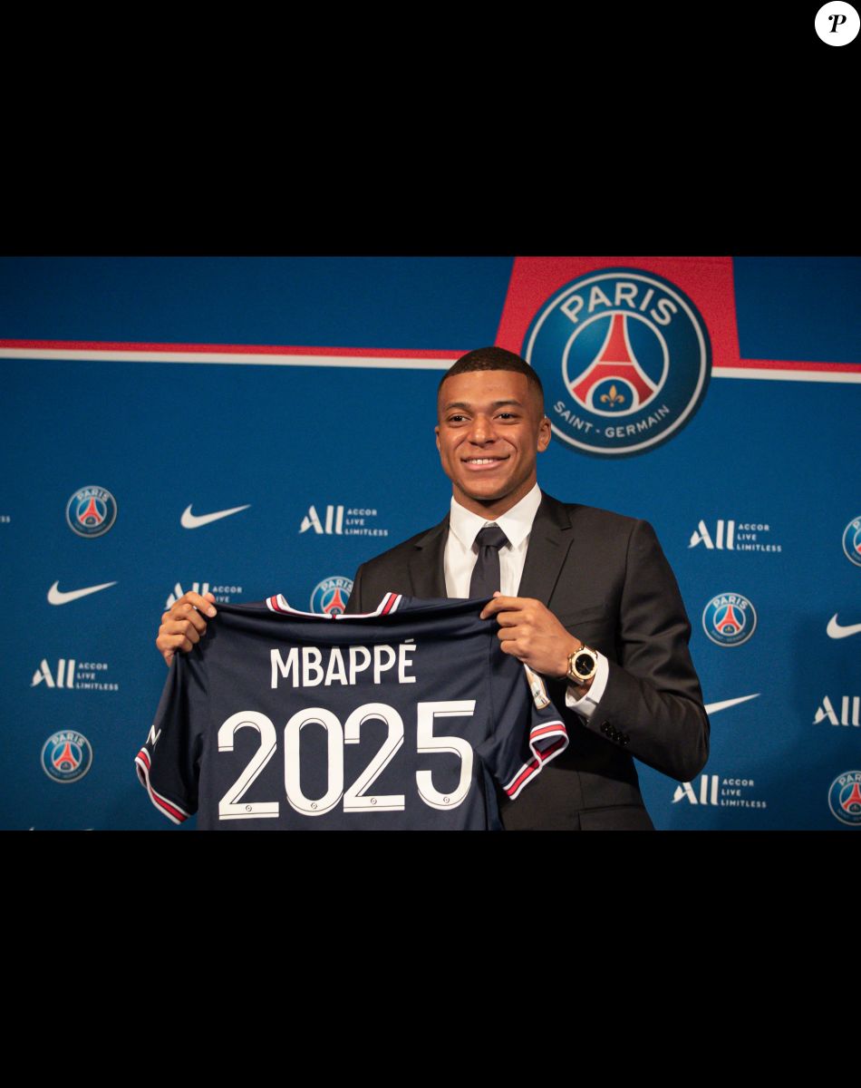 Kylian Mbappé lors d'une conférence de presse suite au renouvellement de son contrat au Paris Saint-Germain jusqu'en 2025, au Parc des Princes à Paris, France, le 23 mai 2022. © Aurelien Morissard/Panoramic/Bestimage