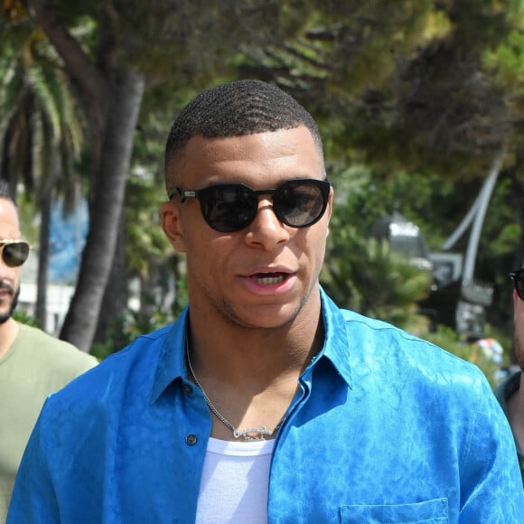 Kylian Mbappé se promène sur la croisette lors du 75ème Festival International du Film de Cannes, France, le 25 mai 2022.