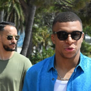 Kylian Mbappé se promène sur la croisette lors du 75ème Festival International du Film de Cannes, France, le 25 mai 2022.