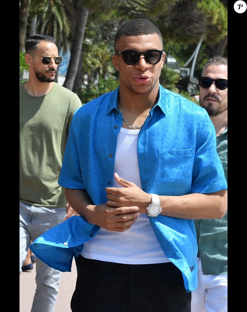 Kylian Mbappé se promène sur la croisette lors du 75ème Festival International du Film de Cannes, France, le 25 mai 2022.