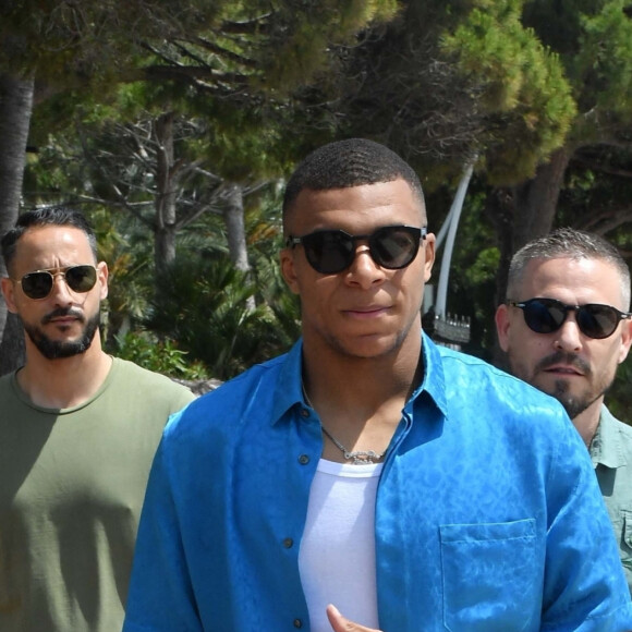 Kylian Mbappé se promène sur la croisette lors du 75ème Festival International du Film de Cannes, France, le 25 mai 2022.